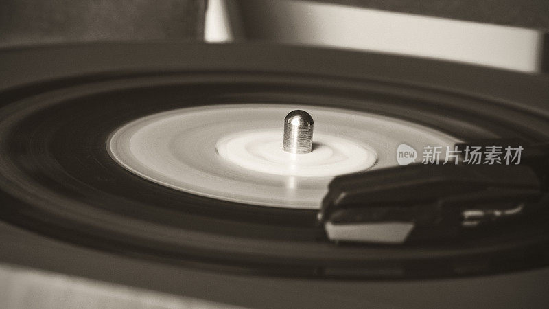 音乐从一个古董45转/分的唱片在转盘上播放
